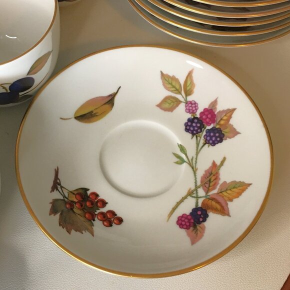MCM 1961 ROYAL WORCESTER "Evesham" Gold Rim Cups & Saucers 🫐🍎 SET of 9! - Picture 9 of 15